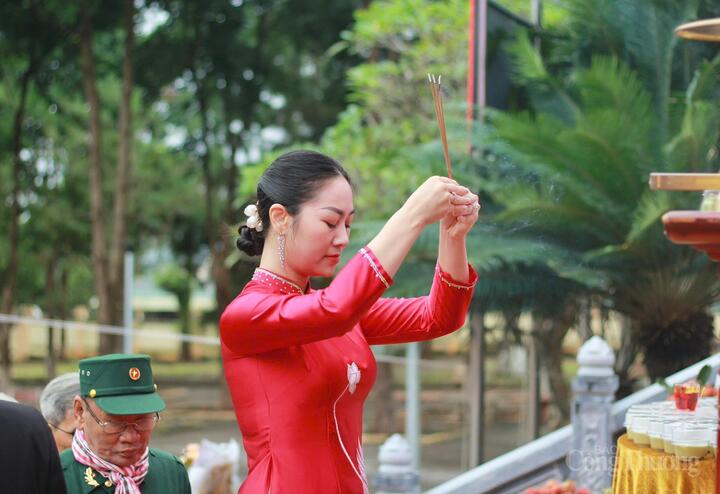 Các đại biểu dâng hương tưởng nhớ các Anh hùng liệt sỹ