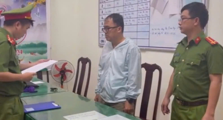 Cơ quan CSĐT Công an tỉnh Đắk Lắk tống đạt quyết định khởi tố bị can đối với Doãn Bá Nhựt. Ảnh: Công an cung cấp