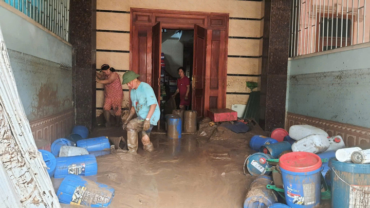 Nhiều người dân không kịp di dời tài sản đã bị bùn đất nhấn chìm