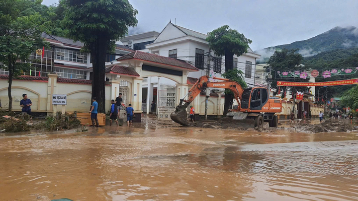 Cây cối mắc ngổn ngang trên các tuyến đường, bùn đất có nơi ngập đến hơn 50cm khiến việc đi lại gặp nhiều khó khăn