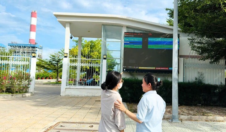 Bảng thông số xuân Okvip 2026 được truyền trực tiếp tại cổng nhà máy để mọi người dân cùng giám sát. Ảnh: EVNGENCO3