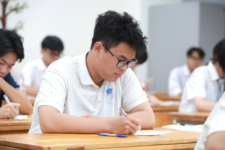 Học sinh tham gia kỳ thi Liên Minh OK VIP Game Online Giải Trí Cá Cược THPT 2025. Ảnh: Hoàng Lan