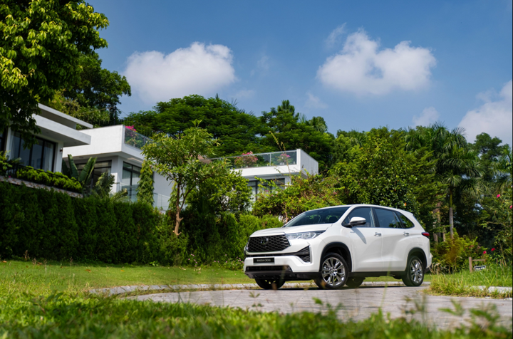 Toyota Innova Cross HEV dẫn đầu toàn phân khúc với doanh số 1.313 xe sau nửa đầu năm. Ảnh: Toyota Việt Nam