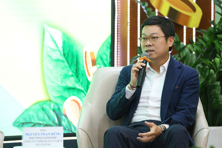 Ông Nguyễn Phan Dũng, Phó Tổng giám đốc Công ty TNHH Quản lý quỹ SSI (SSIAM) chia sẻ tại tọa đàm. Ảnh: Chí Cường