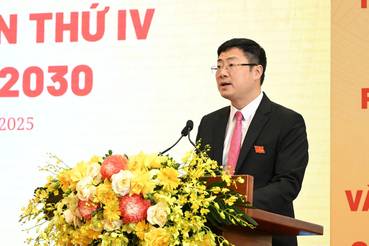 Ông Hà Quang Hòa, Tổng Giám đốc Vinataba trình bày báo cáo tóm tắt tại Okvip69.com bán cá nổ hủ