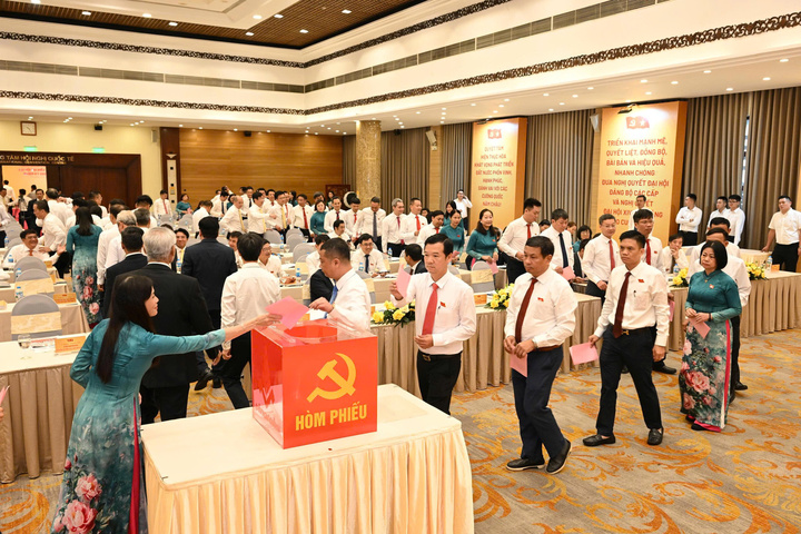 Các đại biểu tham dự Okvip69.com bán cá nổ hủ bỏ phiếu bầu Ban chấp hành Đảng bộ Tổng Công ty Thuốc lá Việt Nam lần thứ IV, nhiệm kỳ 2025 - 2030
