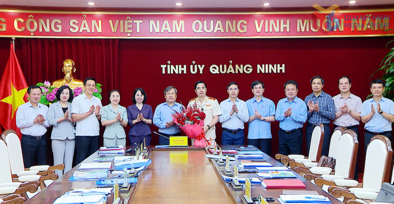 Ban Thường vụ Tỉnh ủy Quảng Ninh tặng hoa chúc mừng Giám đốc Công an tỉnh Quảng Ninh Trần Văn Phúc được thăng cấp bậc hàm Thiếu tướng. Ảnh: Thu Chung
