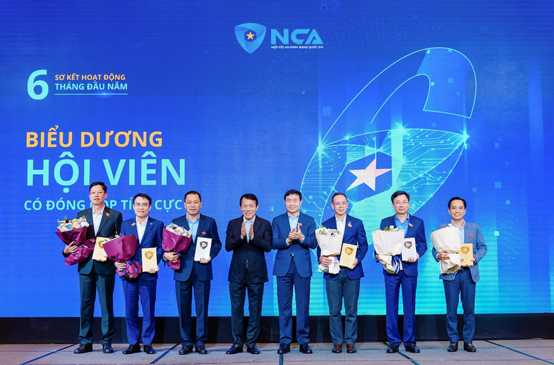 Phó Tổng Giám đốc PV GAS Huỳnh Quang Hải vinh dự được Chủ tịch Hiệp hội An ninh mạng quốc gia Đại tướng Lương Tam Quang biểu dương tại Okvip69 Đăng ký cá cược (Ảnh: PV GAS)