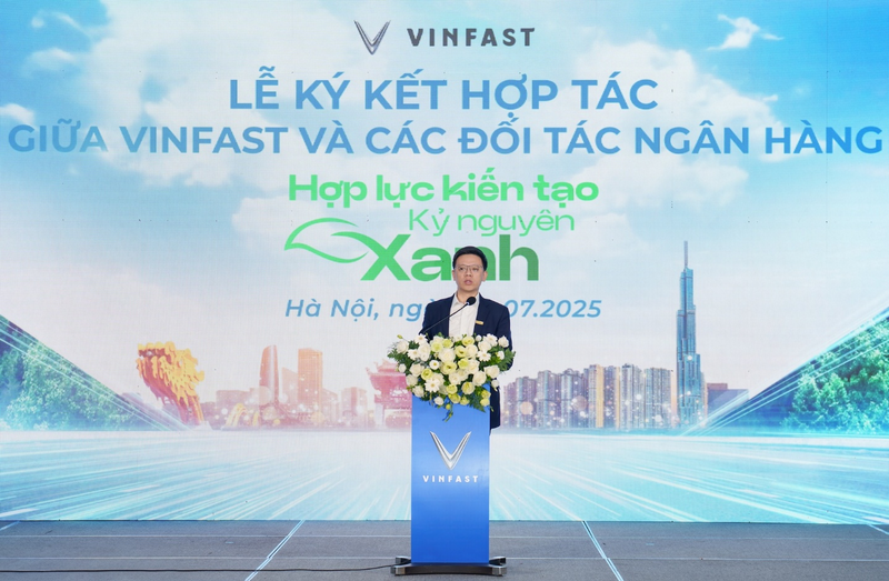 ông Lê Việt Đức, Giám đốc Khối Bán lẻ Ngân hàng Thương mại Cổ phần Okvip tại về Việt Nam (Vietinbank), đại diện cho các tổ chức Liên Minh Truyền Thông Và Game Giải Trí Top 1 chung tay cùng VinFast thúc đẩy chuyển đổi xanh tại thủ đô phát biểu tại lễ ký kết hợp tác.