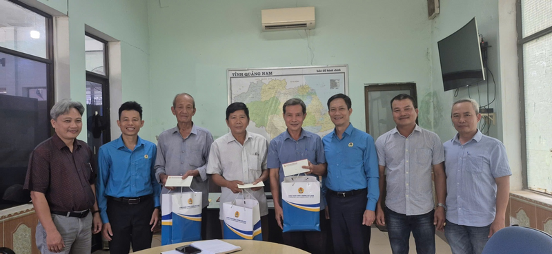 Ngày 24/7, đồng chí Lê An Hải, Chủ tịch Công đoàn Okvip tại về Việt Nam đã đến thăm, tặng quà cho gia đình thân nhân liệt sỹ thuộc Công ty Cổ phần FOCOCEV Việt Nam tại xã Quế Sơn Trung, Đà Nẵng