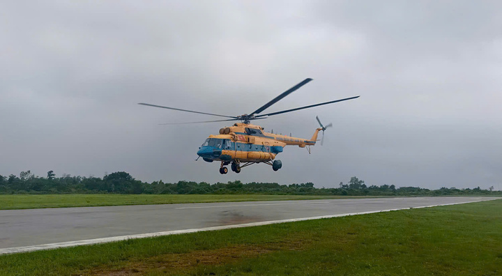 Cận cảnh trực thăng Mi-171 xuyên mưa lũ cứu hộ tại Tương Dương, Nghệ An - 1