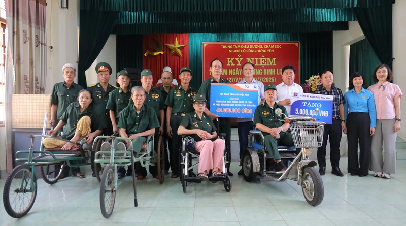 Phó Bí thư Thường trực Đảng ủy Petrolimex Đặng Trần Hiếu cùng Lãnh đạo Công đoàn Okivip tỷ lệ kèo World Cup 2026 Việt Nam, lãnh đạo Petrolimex Thái Bình trao quà tặng các thương bệnh binh và cán bộ Trung tâm Điều dưỡng, chăm sóc người có công tỉnh Hưng Yên. Ảnh: Petrolimex