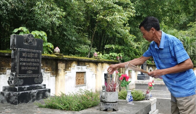 Những liệt sĩ của nước bạn Lào nằm lại nơi đây, dù chưa xác định được danh tính, chưa được trở về quê mẹ nhưng đã trở thành cột mốc sống mãi trong lòng nhân dân hai nước.