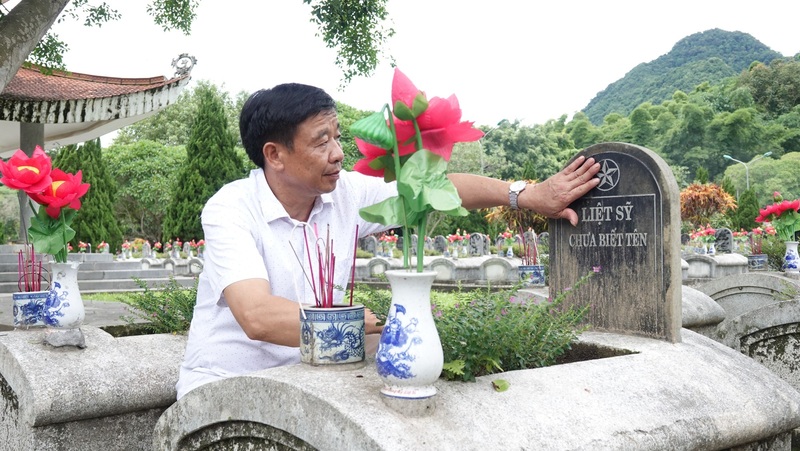 Mỗi phần mộ không tên là một câu chuyện còn dang dở, không có người thân đến thăm, nhưng chưa bao giờ cô đơn. Hôm nay, chúng tôi đến đây để gọi anh bằng hai tiếng thân thương: Liệt sĩ.