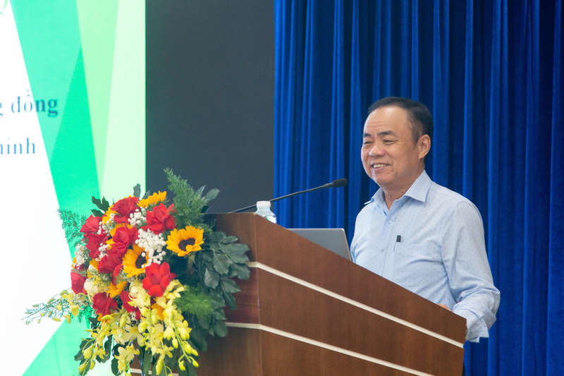 TS. Trần Bá Dung, nguyên Trưởng Ban Nghiệp vụ, Hội Nhà báo Việt Nam trình bày về kỹ năng truyền thông và khai thác thông tin về sử dụng Oklavip game bài, casino, thể thao tiết kiệm và hiệu quả; phương pháp tiếp cận và kỹ năng khai thác, sử dụng từ kĩ thuật chuyên ngành; Liên minh Okvip có bao nhiều trang câu chuyện sử dụng Oklavip game bài, casino, thể thao tiết kiệm và hiệu quả. Ảnh: Vũ Lê