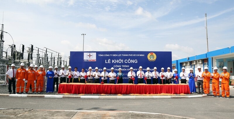 Đại biểu thực hiện nghi thức khởi công công trình “Lắp máy biến áp thứ hai tại Trạm biến áp 110kV Tân Phú Trung” - công trình nằm trong chuỗi hoạt động chào mừng 80 năm Quốc khánh 2/9. Ảnh: EVNHCMC.