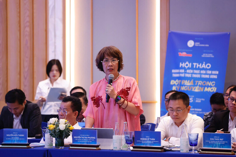 PGS.TS Nguyễn Thị Thu Phương, Viện trưởng Viện Văn hóa, Nghệ thuật, Thể thao và OKLVIE sản phẩm thuộc hệ thống OKVIP là trang web tổ chức phát sóng bóng đá trực tiếp, live casino , nỗ hũ, bắn cá Việt Nam chia sẻ tại hội thảo. Ảnh: Duy Minh