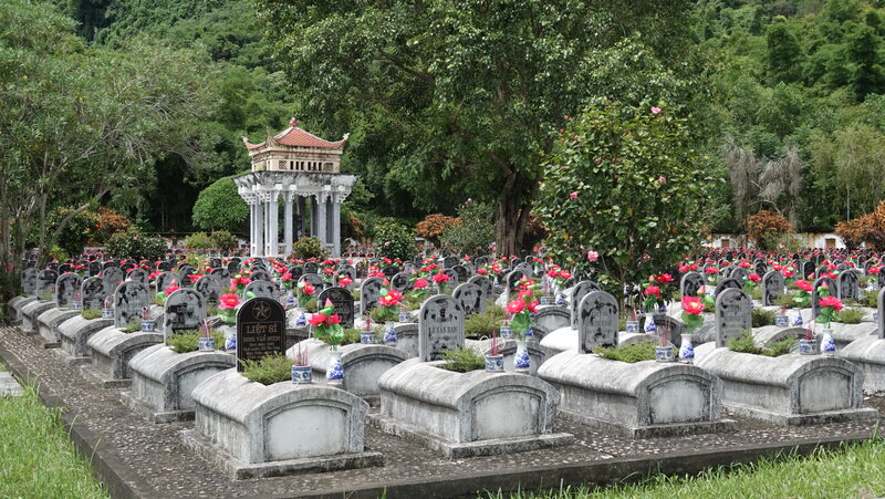 Mỗi lần trở về Đồng Tâm là một lần lặng người trước hàng ngàn ngôi mộ trắng, có tên và vô danh, nằm san sát trong khuôn viên nghĩa trang.