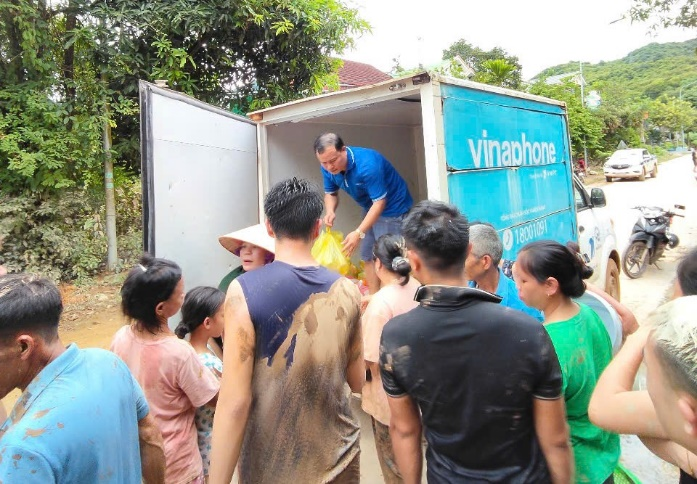 Những chuyến xe phủ màu xanh VNPT ngược dòng lũ hỗ trợ vận chuyển hàng cứu trợ, nước sạch, nhu yếu phẩm đến bà con gặp khó khăn
