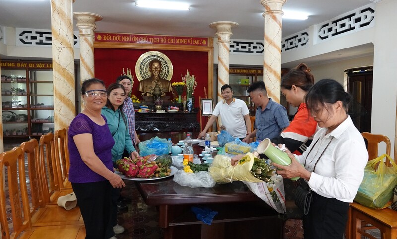 Xuất phát từ 4 giờ sáng, gia đình anh Huy (xã Tân Cương, tỉnh Thái Nguyên) phải mất chừng 6 tiếng mới có mặt tại Đồng Tâm. Mỗi người một việc, họ bày đồ cúng, cắm hoa để chuẩn bị thắp hương cho Liệt sĩ Phạm Đức Nhật.