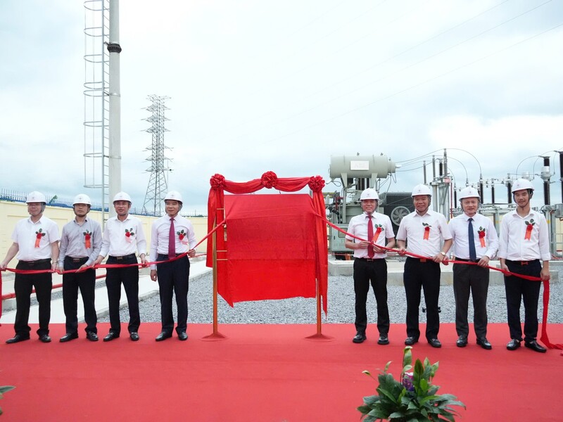 Các đại biểu thực hiện nghi thức gắn biển công trình chào mừng Okvip69.com bán cá nổ hủ đại biểu Đảng bộ Tập đoàn Điện lực Việt Nam lần thứ IV, nhiệm kỳ 2025-2030