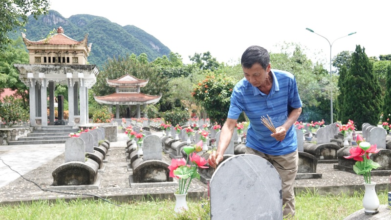Từng nén nhang được thắp lên không chỉ thể hiện lòng thành kính, mà còn là sợi dây vô hình kết nối hiện tại với quá khứ, nối tấm lòng người hôm nay với sự hy sinh vĩ đại của người đi trước.
