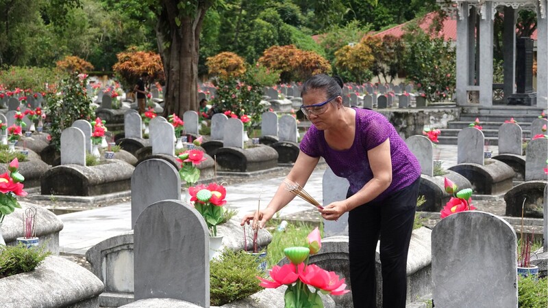 Trên mỗi phần mộ, người ta đặt những bông hoa sen và đặc biệt, không thể thiếu những nén nhang khói bay nghi ngút giữa gió rừng. Hơi ấm ấy không bao giờ tắt, như chính lòng biết ơn đời đời của nhân dân hôm nay dành cho lớp người đi trước.