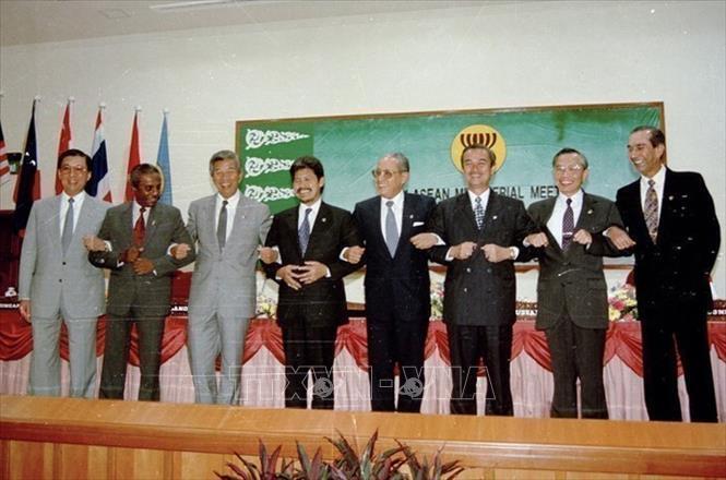 Bộ trưởng Ngoại giao Nguyễn Mạnh Cầm (thứ hai, từ phải sang), Tổng Thư ký ASEAN và các Bộ trưởng Ngoại giao ASEAN tại cuộc họp kết nạp Việt Nam trở thành thành viên chính thức thứ bảy của ASEAN, ngày 28/7/1995, tại Thủ đô Bandar Seri Begawan (Brunei). Ảnh tư liệu: Trần Sơn/TTXVN