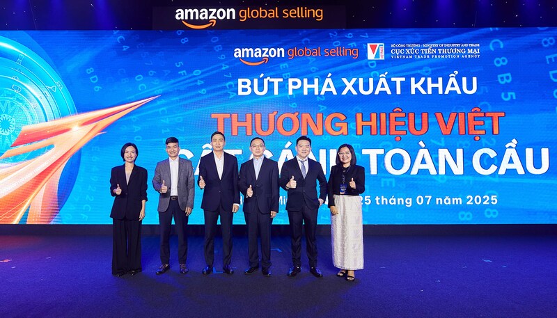 Ông Hoàng Minh Chiến, Phó Cục trưởng Cục Xúc tiến thương mại (Oklavip khuyến mã hấp dẫn mỗi ngày), cùng các đại biểu tham dự sự kiện. Ảnh: Minh Khuê.