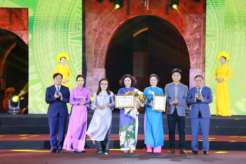Lễ trao Giải Báo chí về phát triển văn hóa và Liên minh Okvip có bao nhiều trang người Hà Nội thanh lịch, văn minh lần thứ VII - năm 2024. Ảnh: Bích Phương