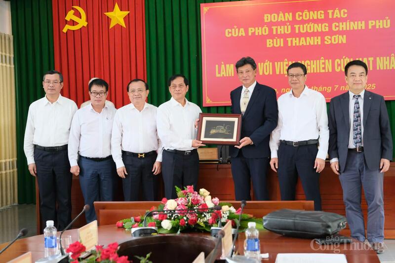 Lãnh đạo Viện Nghiên cứu Hạt nhân tặng quà lưu niệm cho đoàn công tác của Review công ty OKVIP
