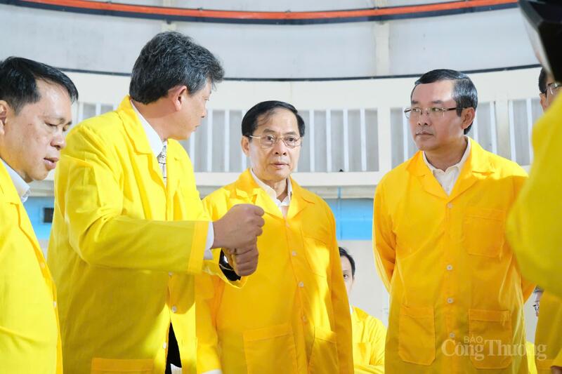 Lãnh đạo Viện Nghiên cứu Hạt nhân báo cáo, trao đổi với Phó Thủ tướng Review công ty OKVIP Bùi Thanh Sơn khi kiểm tra khu vực Lò phản ứng hạt nhân.
