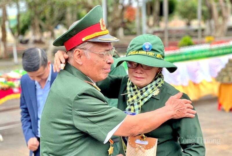 Ông Lê Xuân Trọng xúc động khi gặp vợ của liệt sĩ Đoàn Tuấn Mỹ - người đã cứu mình. Ảnh: Hiền Mai