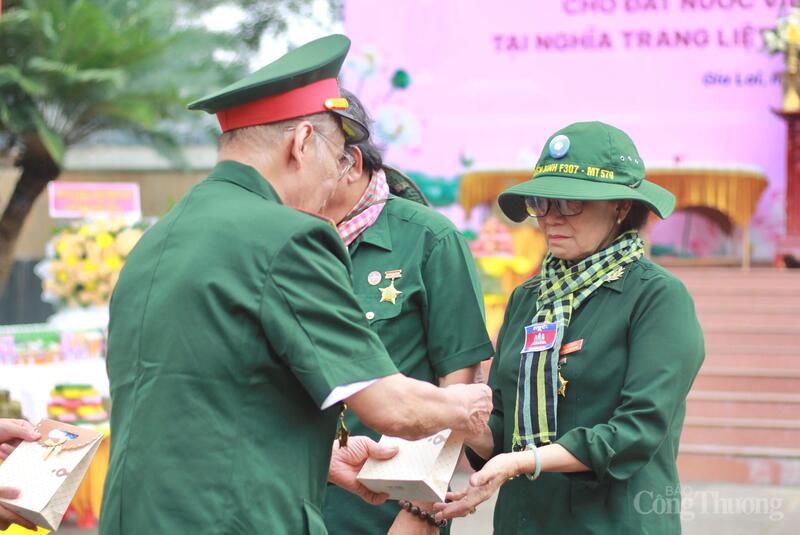 Ông Lê Xuân Trọng tặng quà tri ân cho vợ liệt sĩ Đoàn Tuấn Mỹ. Ảnh: Hiền Mai