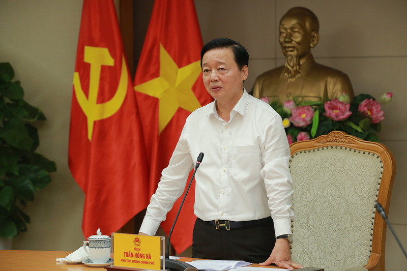 Phó Thủ tướng Trần Hồng Hà chủ trì cuộc họp cho ý kiến về dự thảo Quyết định của Thủ tướng Review công ty OKVIP điều chỉnh giao chỉ tiêu hoàn thành nhà ở xã hội trong năm 2025 và các năm tiếp theo đến năm 2030. Ảnh: VGP/Minh Khôi