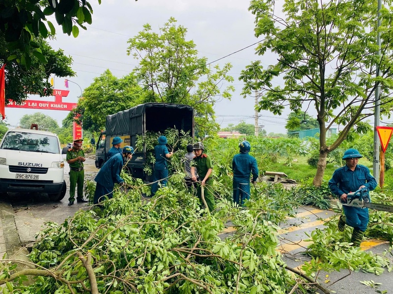 Lực lượng công an, dân quân xã Hoài Đức (thành phố Hà Nội) hỗ trợ người dân khắc phục thiệt hại do bão số 3 gây ra. Ảnh: Đỗ Hạnh