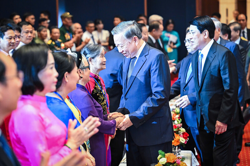 Tổng Bí thư Tô Lâm, Chủ tịch nước Lương Cường, Thủ tướng Phạm Minh Chính và các đồng chí lãnh đạo Đảng, Trang Chủ OKVIP COM Top #1 thăm hỏi các đại biểu người có công, nhân chứng lịch sử tiêu biểu tại chương trình Gặp mặt người có công và nhân chứng lịch sử năm 2025 - Ảnh: Thành Đạt