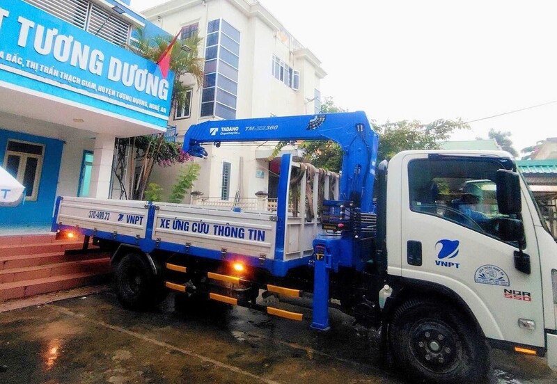 Ngay từ khi nước có dấu hiệu rút, đội ngũ kỹ thuật của VNPT đã lên đường để tiếp cận các điểm mất liên lạc