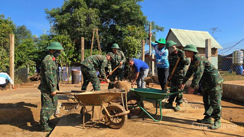 Lực lượng quân đội hỗ trợ người dân xoá nhà tạm, nhà dột nát. Ảnh: Hiền Mai