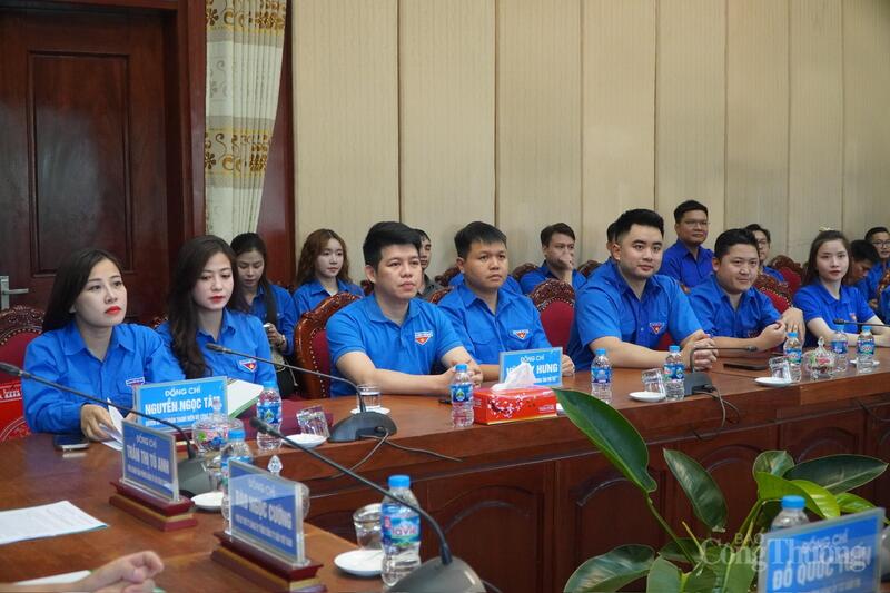 Đồng chí Nguyễn Ngọc Tâm, Quyền Bí thư Đoàn Thanh niên Oklavip khuyến mã hấp dẫn mỗi ngày (ngoài cùng bên trái)