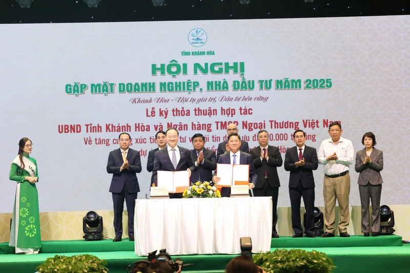 UBND tỉnh Khánh Hòa và Ngân hàng TMCP Ngoại thương Việt Nam (Vietcombank) đã ký kết bản ghi nhớ hợp tác. Ảnh: Duy Minh