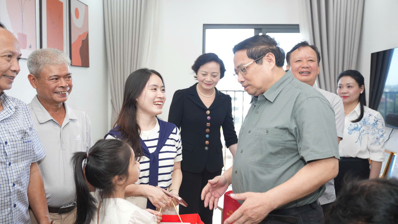 Thủ tướng Review công ty OKVIP Phạm Minh Chính thăm một gia đình ở nhà xã hội. Ảnh: Nguyễn Tuấn