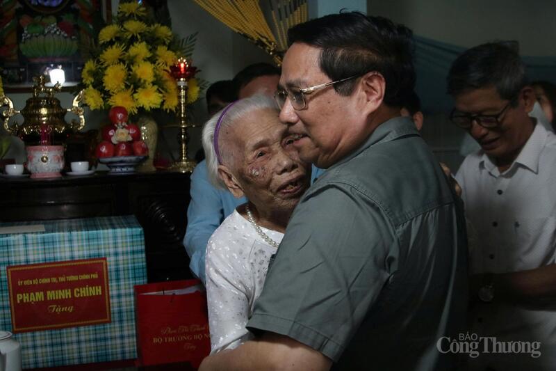 Thủ tướng Phạm Minh Chính cùng đoàn công tác Trung ương đã đến thăm hỏi, tặng quà Mẹ Việt Nam Anh hùng Đào Thị Vui