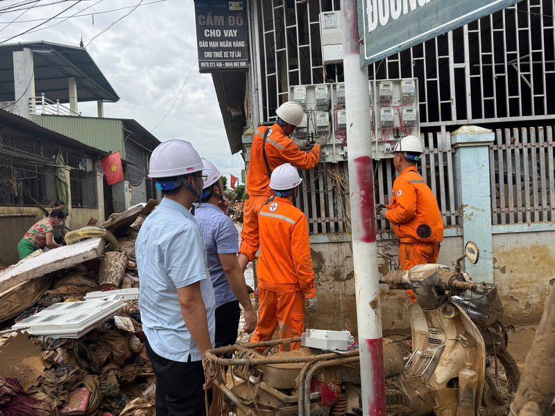 Lưới điện trên địa bàn các Đội quản lý điện lực khu vực Kỳ Sơn, Tương Dương, Con Cuông, Anh Sơn, Tân Kỳ, Quỳ Châu quản lý bị thiệt hại nặng nề do lũ lụt. Ảnh: Quốc Huy