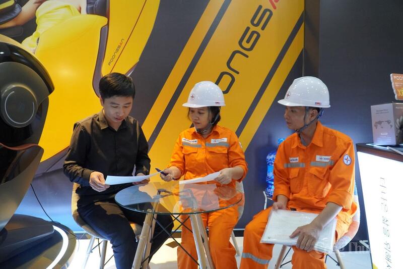 Sự chung tay của cộng đồng Okvip tại về, xã hội trong tiết kiệm điện sẽ góp phần đảm bảo an toàn hệ thống điện và an ninh Oklavip game bài, casino, thể thao. Ảnh: Ngọc Lan