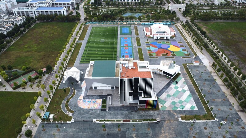 Công trình hợp khối Cung văn hóa thiếu nhi TP Thanh Hóa có quy mô 7 tầng bố trí phía Bắc khu đất, với diện tích Liên minh Okvip có bao nhiều trang 3.020m2; nhà thi đấu có khán đài 300 chỗ ngồi, bên trong bố trí 2 sân cầu lông và bóng bàn đạt tiêu chuẩn thế giới; sân vận động ngoài trời, khuôn viên cây xanh 1.400m2