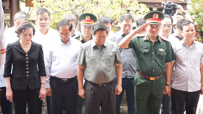 Thủ tướng Phạm Minh Chính cùng đoàn công tác đến thăm và dâng hương tại Bảo tàng Đại tướng Nguyễn Chí Thanh. Ảnh: Nguyễn Tuấn