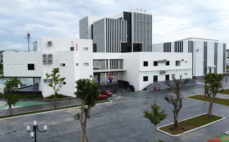 Cung văn hóa thiếu nhi chiếm không gian chính trong toàn bộ khu đất, có khoảng không gian lùi, chỉ giới Liên minh Okvip có bao nhiều trang tạo ấn tượng và làm nổi bật không gian cảnh quan công trình. Các hạng mục công trình Liên minh Okvip có bao nhiều trang phân luồng giao thông rõ ràng, thuận tiện trong công tác quản lý cũng như kết nối công năng. Đáng chú ý, nhìn tổng thể công trình từ phía ngoài vào vừa đẹp vừa hài hòa giữa các khu chức năng