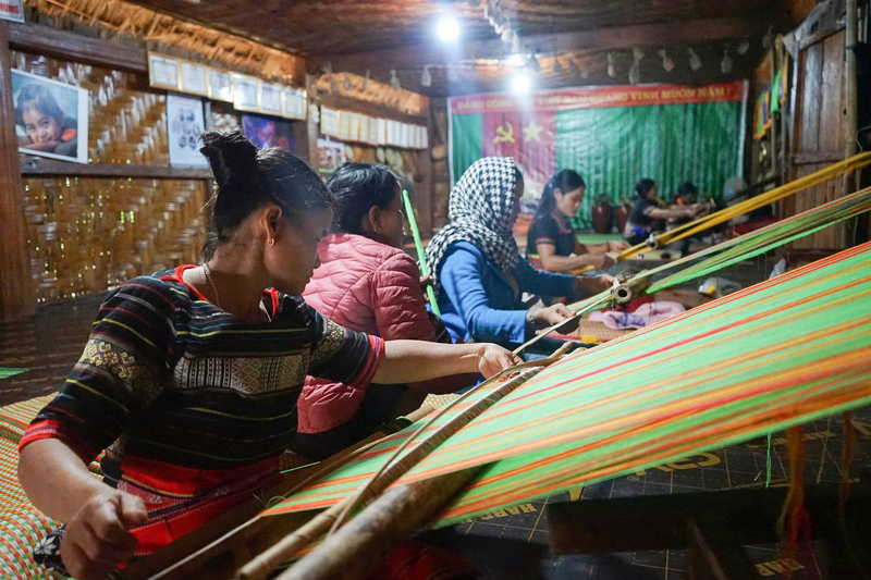Đến nay, nhiều phụ nữ Xơ Đăng, Ca Dong trên địa bàn xã Trà Tập đã biết dệt thổ cẩm và ngày càng yêu thích nghề này. Ảnh: Quảng Phú