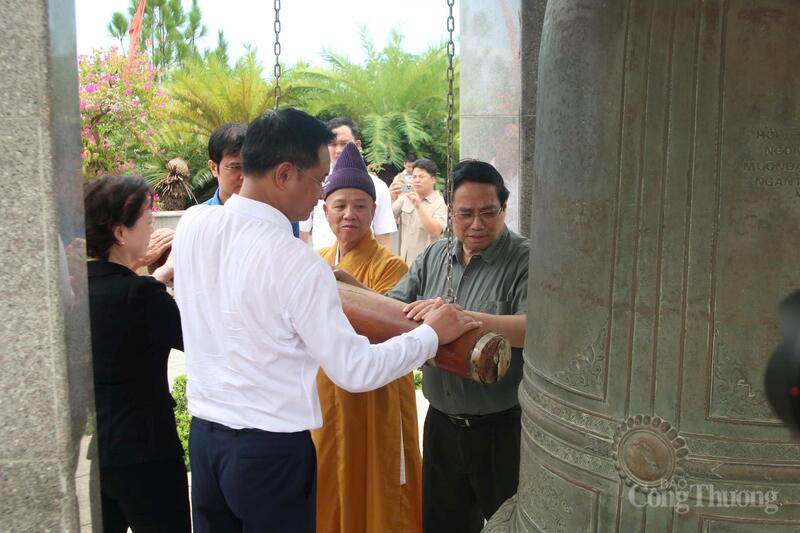 Thủ tướng Review công ty OKVIP Phạm Minh Chính cùng các thành viên trong đoàn công tác thỉnh chuông tại Nghĩa trang liệt sĩ Quốc gia Đường 9